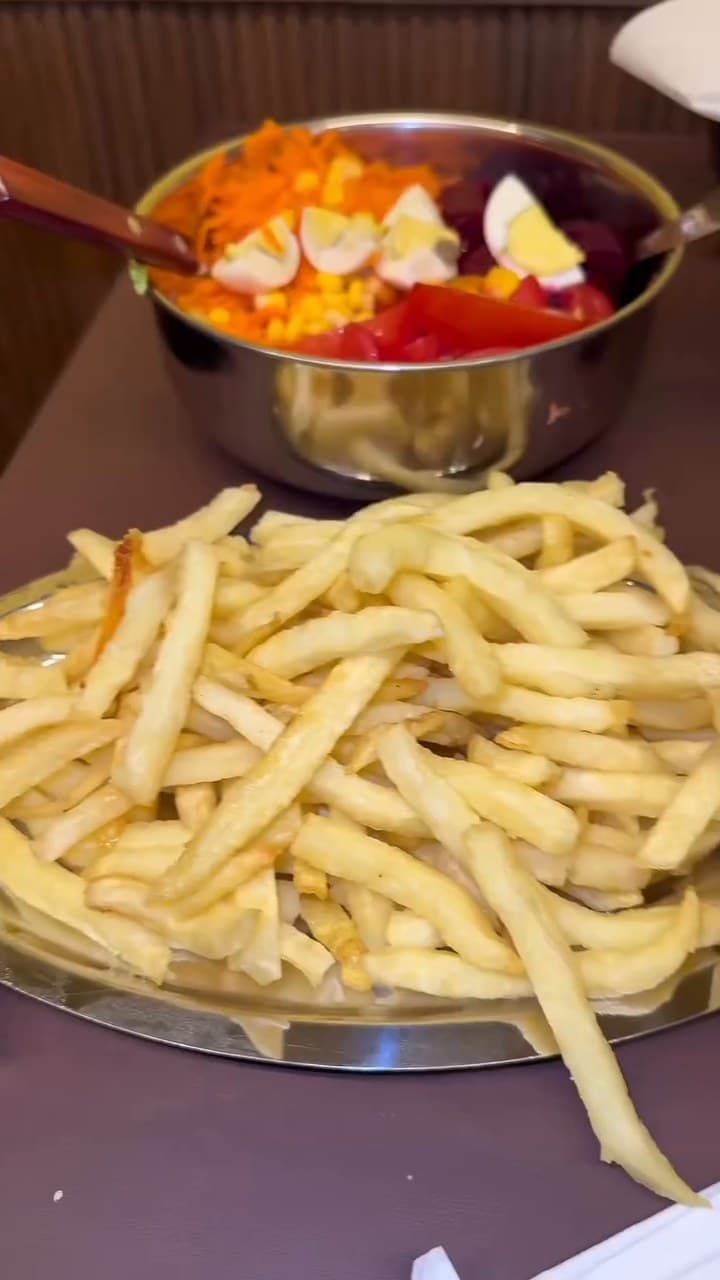 Papas fritas y ensalada